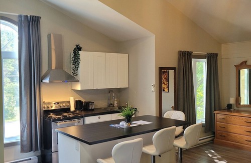 Val David Cama Y Desayuno | Oberge Inn Riverside guest room in Val-David village with free parking