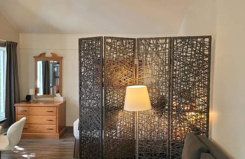 Val David Cama Y Desayuno | Oberge Inn Riverside guest room in Val-David village with free parking