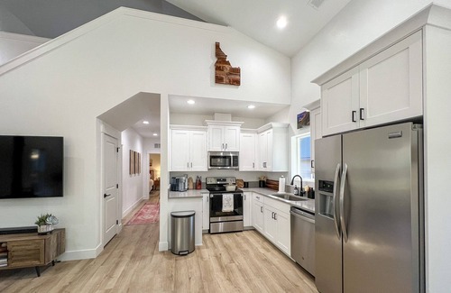 New Meadows Cabina | OC's Hideaway: Ski and Tee Cabin
