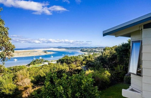 Mangawhai Heads Casa | Ocean Beach Retreat - Great views, sun, privacy, wifi, walk to the surf beach/estuary.....