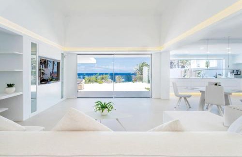 Costa Teguise Villa | Ocean Bliss Beautiful Villa with Pool and Sea Views