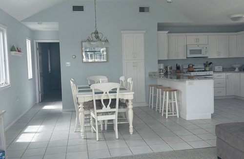 Surf City Casa | Océano Bloque, casa de 4 dormitorios con piscina, bañera de hidromasaje y pasos de la playa.