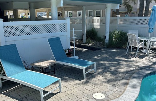 Surf City Casa | Océano Bloque, casa de 4 dormitorios con piscina, bañera de hidromasaje y pasos de la playa.