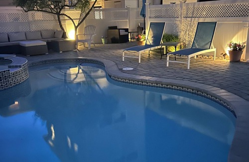 Surf City Casa | Océano Bloque, casa de 4 dormitorios con piscina, bañera de hidromasaje y pasos de la playa.