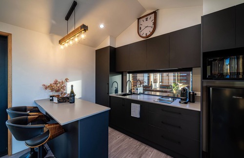 Bicheno Casa | Ocean Breeze Homestays - Unit 1 - Luxe tiny home in garden oasis