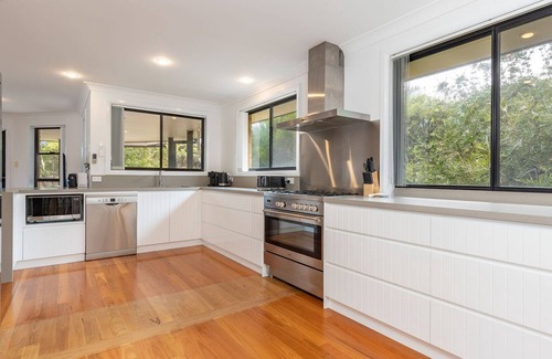 Boomerang Beach Casa | Ocean Breeze on Cooper - Stylish coastal beach house 5min walk to Boomerang Beach