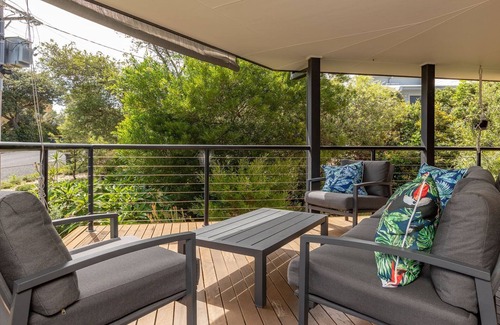 Boomerang Beach Casa | Ocean Breeze on Cooper - Stylish coastal beach house 5min walk to Boomerang Beach