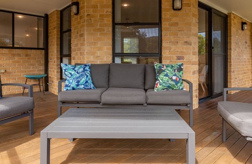 Boomerang Beach Casa | Ocean Breeze on Cooper - Stylish coastal beach house 5min walk to Boomerang Beach