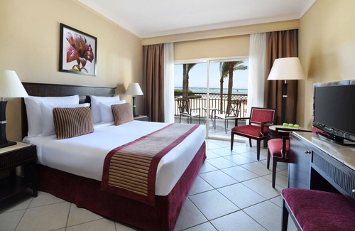 Sharm El Sheikh Hotel | Ocean‑Edge Resort Retreat: Pools, Spa, Dining & Kids’ Aqua Park Fun