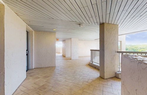 Fernandina Beach Apartamento | Ocean Front Hotel Side Condo with Balcony, WiFi & Shared Pool