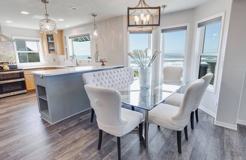 Oregon Coast Casa | Ocean Front Home! Sleeps 12! Five Bedrooms + Guest Cottage! Hot Tub!