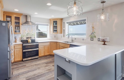 Oregon Coast Casa | Ocean Front Home! Sleeps 12! Five Bedrooms + Guest Cottage! Hot Tub!
