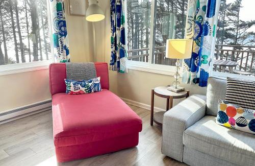 Yachats Apartamento | Ocean Front, Sunrise at Oregon House, Stairs to the Beach!