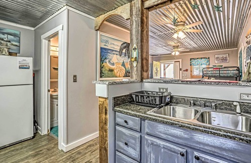 Ocean Isle Beach Apartamento | Central Ocean Isle Beach Studio w / patio trasero Gazebo!