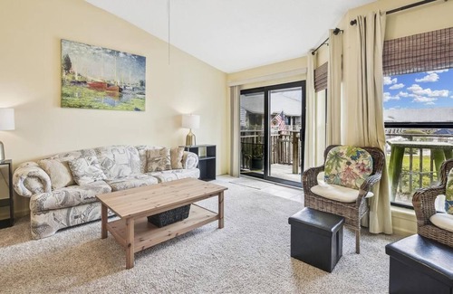 East End Condominio | Ocean Mile L-7 is a splendid 1 bedroom / 1 bath townhome with beautiful views.
