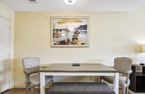 East End Condominio | Ocean Mile L-7 is a splendid 1 bedroom / 1 bath townhome with beautiful views.