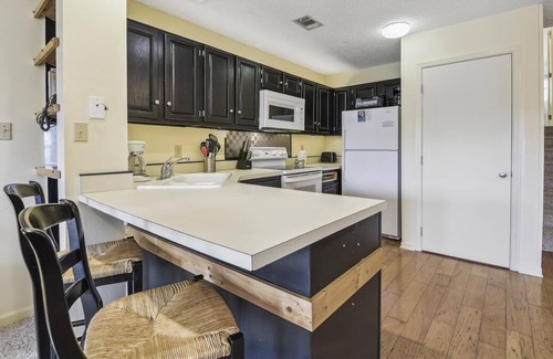East End Condominio | Ocean Mile L-7 is a splendid 1 bedroom / 1 bath townhome with beautiful views.