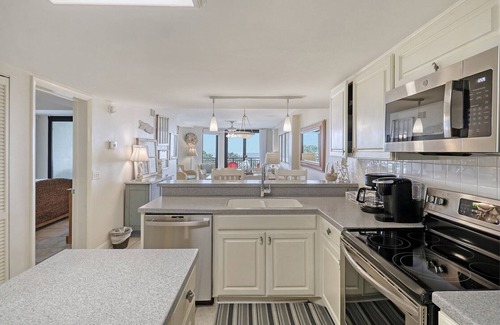 Isle of Palms Condominio | Ocean Overlook at 310B Shipwatch|Oceanfront | Wonderful Oceanfront Deck|Winter Monthly Discount |...