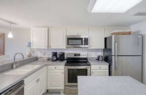 Isle of Palms Condominio | Ocean Overlook at 310B Shipwatch|Oceanfront | Wonderful Oceanfront Deck|Winter Monthly Discount |...