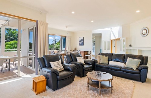 Paraparaumu Casa | OCEAN PEARL – RAUMATI BEACH HOLIDAY HOME, with pool in Raumati Beach