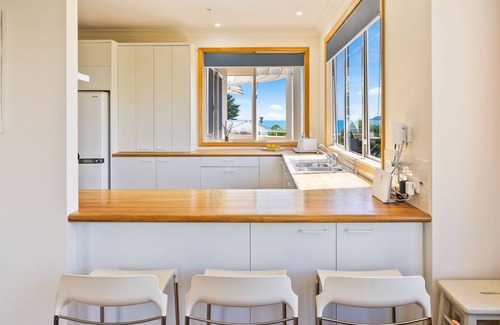 Paraparaumu Casa | OCEAN PEARL – RAUMATI BEACH HOLIDAY HOME, with pool in Raumati Beach