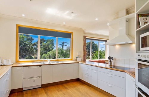 Paraparaumu Casa | OCEAN PEARL – RAUMATI BEACH HOLIDAY HOME, with pool in Raumati Beach