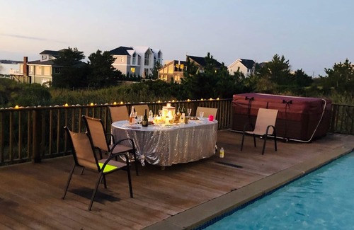 West Hampton Dunes Casa | Océano, piscina, bahía del paseo marítimo, 9 camas, cocina nueva, baño nuevo, muebles nuevos, bañera de hidromasaje todo el invierno