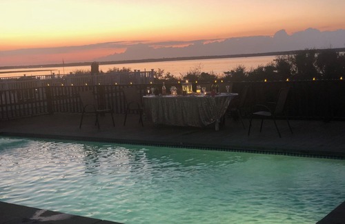 West Hampton Dunes Casa | Océano, piscina, bahía del paseo marítimo, 9 camas, cocina nueva, baño nuevo, muebles nuevos, bañera de hidromasaje todo el invierno