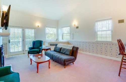 Ocean Shores Apartamento | Ocean Shores Condo with Private Tub Less Than 1 Mi to Beach!