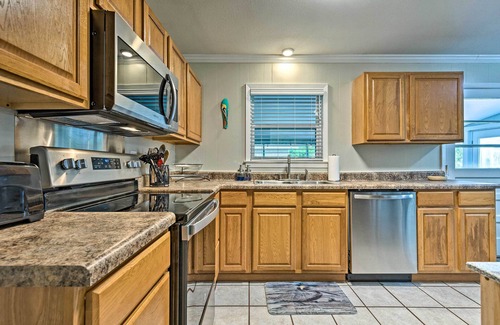 Biloxi Cabaña | Ocean Springs Getaway - Walk to Beach & Downtown!