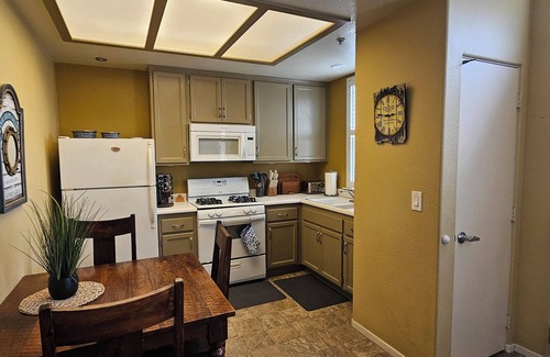 Oceano Condominio | Ocean view condo a block from the beach