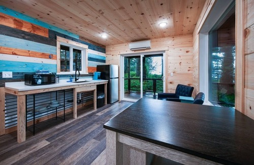 Chiniak Cabaña | Ocean View Cottage: Wake Up to Waves at Friends by the Ocean