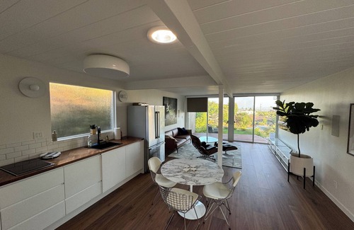 La Jolla Mesa Casa | Ocean View in PB-La Jolla. Highly Walkable!