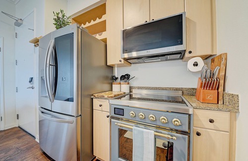 Downtown Long Beach Condominio | Ocean View Oasis next to Beach and Convention Center with free parking