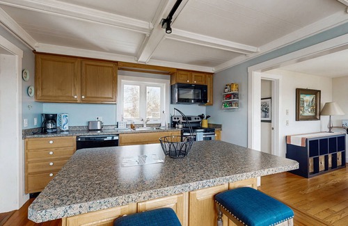 Rockland Casa | Ocean-view penthouse with deck, gas grill, washer/dryer, full kitchen, & WiFi