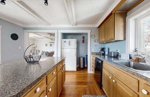 Rockland Casa | Ocean-view penthouse with deck, gas grill, washer/dryer, full kitchen, & WiFi