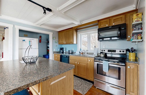 Rockland Casa | Ocean-view penthouse with deck, gas grill, washer/dryer, full kitchen, & WiFi