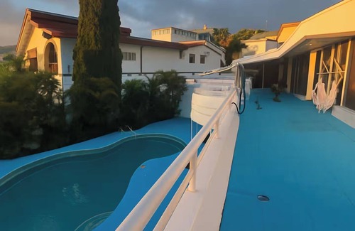 Kuliouou - Kalani Iki Villa | Ocean View Retreat Sauna Yoga Sound Bath 5 Bedroom Villa with Amenities