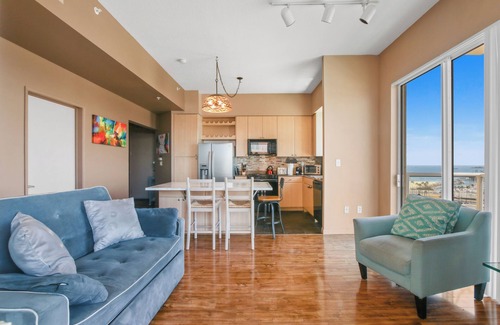 Waterfront Condominio | Ocean Views/Downtown/ConventionCenter/Chic Hi-Rise