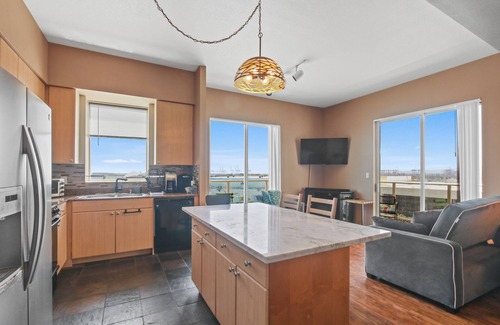Waterfront Condominio | Ocean Views/Downtown/ConventionCenter/Chic Hi-Rise