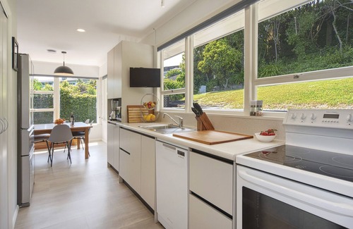 Britannia Heights Casa | Ocean Vista - Nelson Waterfront Holiday Home