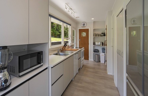 Britannia Heights Casa | Ocean Vista - Nelson Waterfront Holiday Home