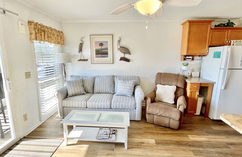 Isle of Palms Condominio | Oceanfront 1st Floor Condo!! Community Pool & Fishing Pier! In the Heart of IOP!
