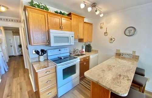 Isle of Palms Condominio | Oceanfront 1st Floor Condo!! Community Pool & Fishing Pier! In the Heart of IOP!