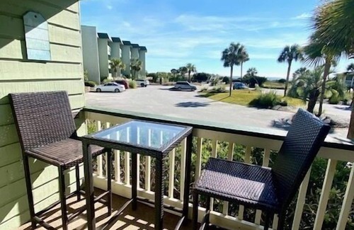 Isle of Palms Condominio | Oceanfront 1st Floor Condo!! Community Pool & Fishing Pier! In the Heart of IOP!