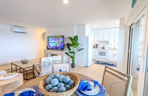 Bolongo Bay Condominio | Oceanfront, 3 POOLS, Central Location, Generator!