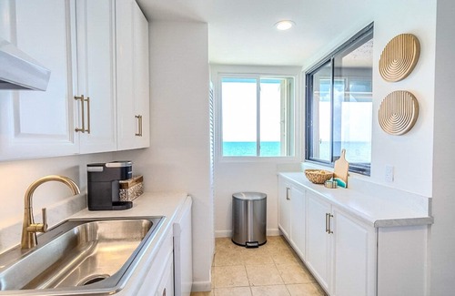 Bolongo Bay Condominio | Oceanfront, 3 POOLS, Central Location, Generator!