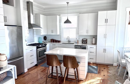 Atlantic Beach Cabaña | Nuevo y bellamente decorado Cottage frente al mar en el corazón de Atlantic Beach