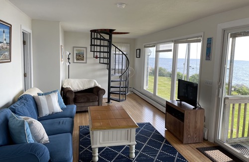 Narragansett Casa | Alquileres de otoño disponibles-Oceanfront Beach House- Narragansett, RI