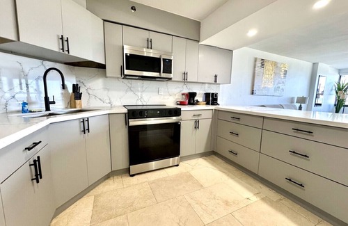 Miami Beach Apartamento | Oceanfront Beach Retreat / Beach Service / 502